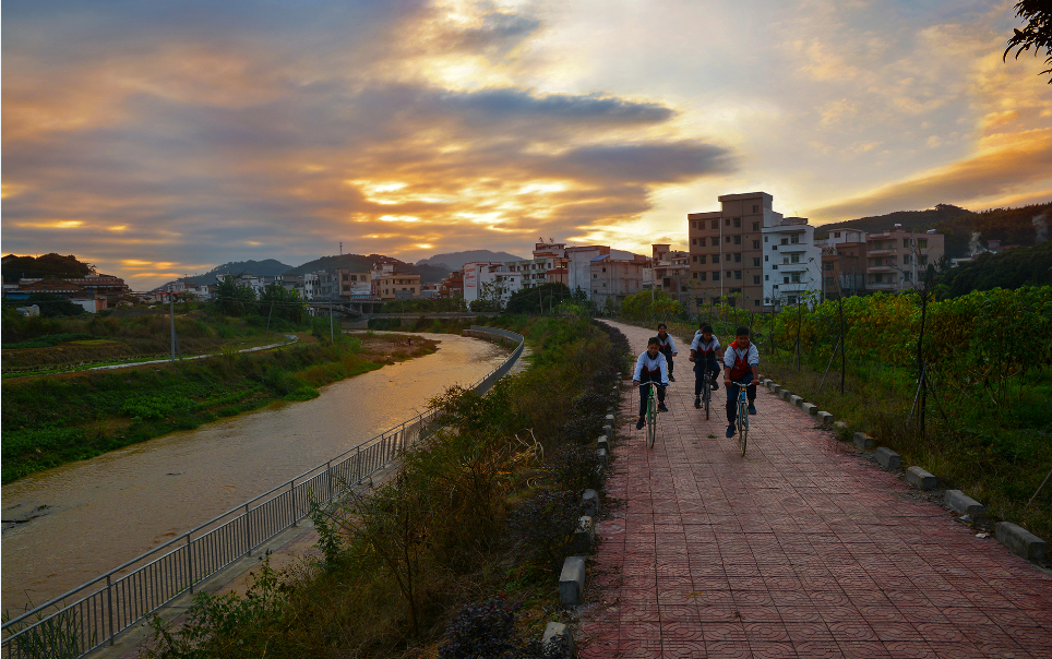 走進新農(nóng)村：桂圩龍崗村夕陽歸來--邱活春.png