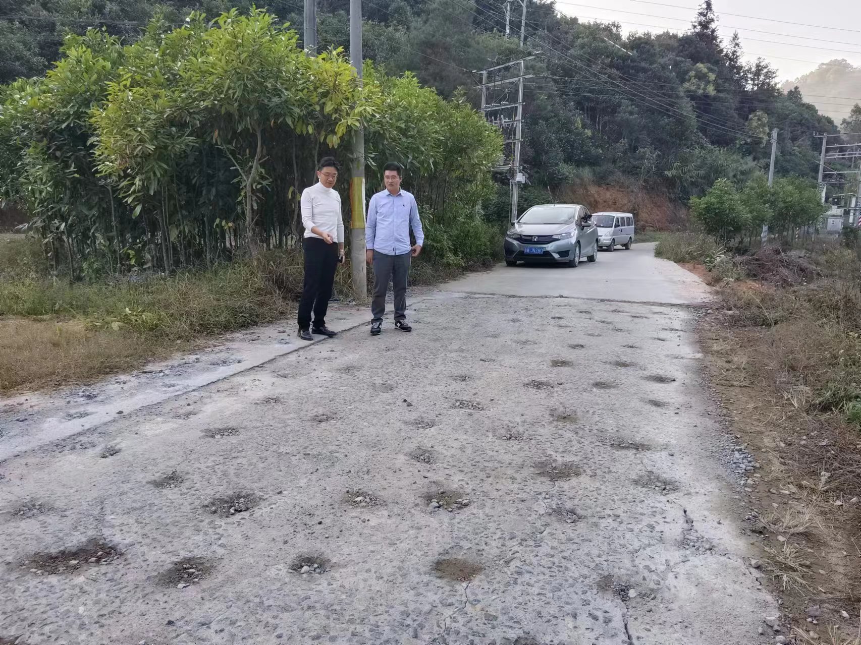 梅波（右一）和鎮(zhèn)領(lǐng)導(dǎo)到現(xiàn)場視察道路修復(fù)情況。  鐘梅 攝.jpg