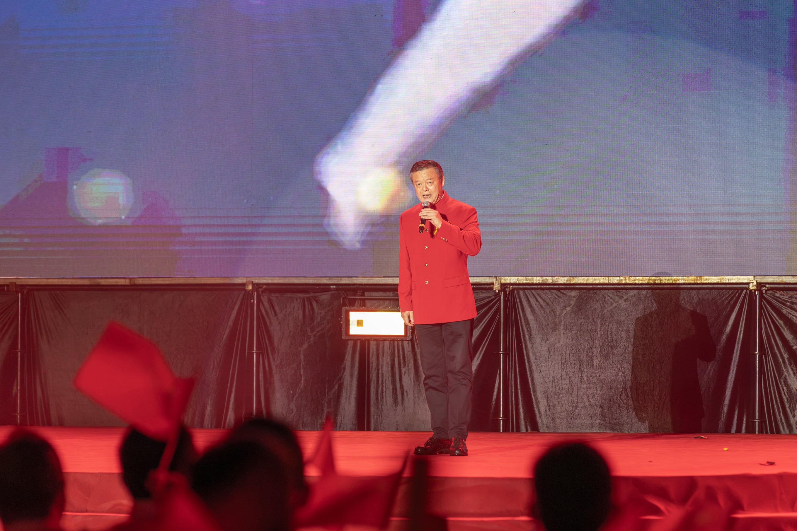 國(guó)家一級(jí)演員、男高音歌唱家周琦深情演唱《把一切獻(xiàn)給黨》。（攝影：杜海洪）.jpg