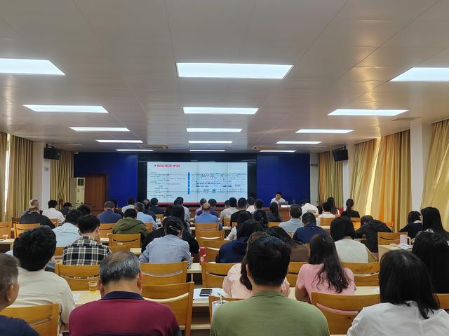 3.26,郁南縣市場監(jiān)管局舉辦AI(DeepSeek)賦能市場監(jiān)管領域應用培訓班照片3.jpg