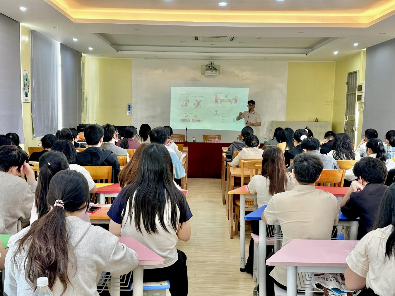 七巧啟智，共促科技教育——云浮市第五屆青少年科技七巧板創(chuàng)意制作競(jìng)賽教師培訓(xùn)班（郁南站）在都城鎮(zhèn)錦江小學(xué)舉辦1.png