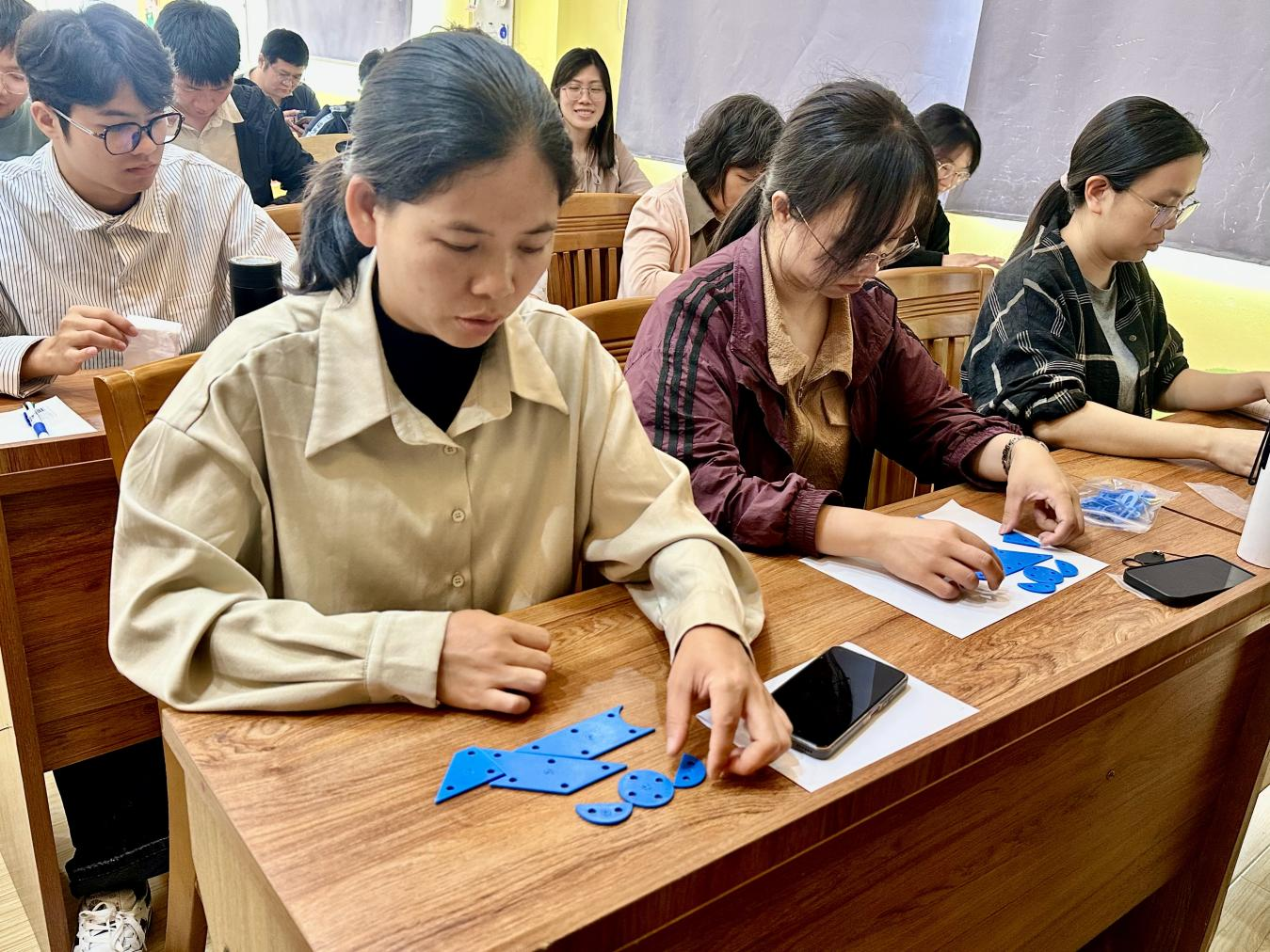 七巧啟智，共促科技教育——云浮市第五屆青少年科技七巧板創(chuàng)意制作競(jìng)賽教師培訓(xùn)班（郁南站）在都城鎮(zhèn)錦江小學(xué)舉辦4.png
