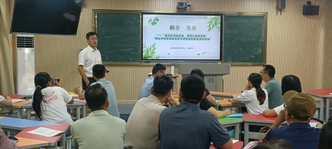 “融”鄉(xiāng)土之韻 “育”思政之花——云浮市初中思政課優(yōu)秀教學課例展示(郁南場次)暨鄉(xiāng)士資源融入教學專題培訓活動圓滿舉行7.png