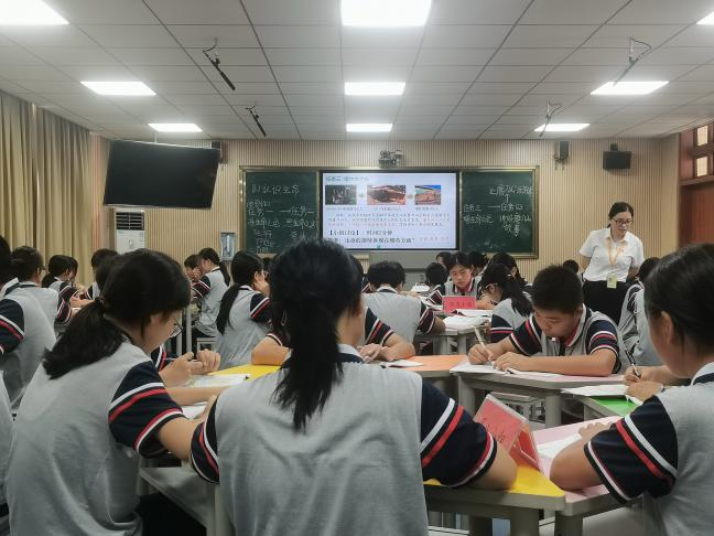 “融”鄉(xiāng)土之韻 “育”思政之花——云浮市初中思政課優(yōu)秀教學課例展示(郁南場次)暨鄉(xiāng)士資源融入教學專題培訓活動圓滿舉行3.png