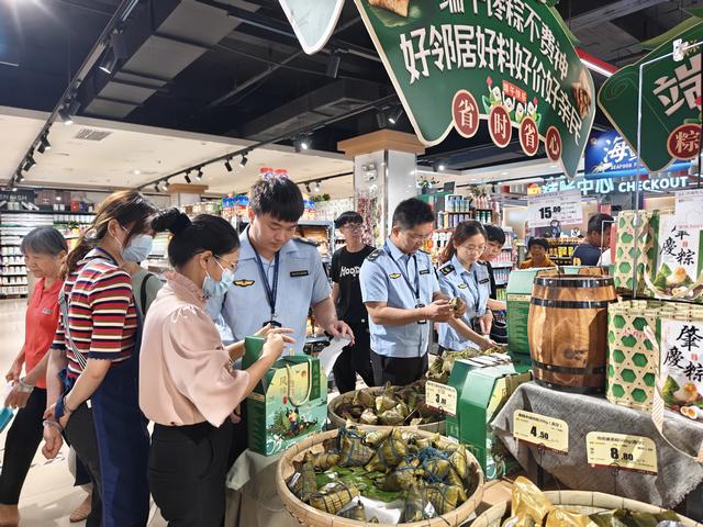 5.30,郁南縣市場(chǎng)監(jiān)督管理局開展端午節(jié)前食品安全專項(xiàng)檢查行動(dòng)照片1.jpg