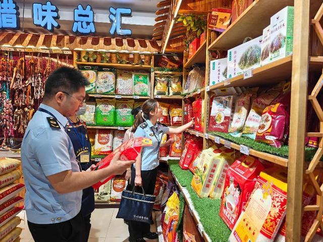 5.30，郁南縣市場監(jiān)督管理局開展2025年專業(yè)市場等重點領(lǐng)域知識產(chǎn)權(quán)保護(hù)專項行動照片1.jpg